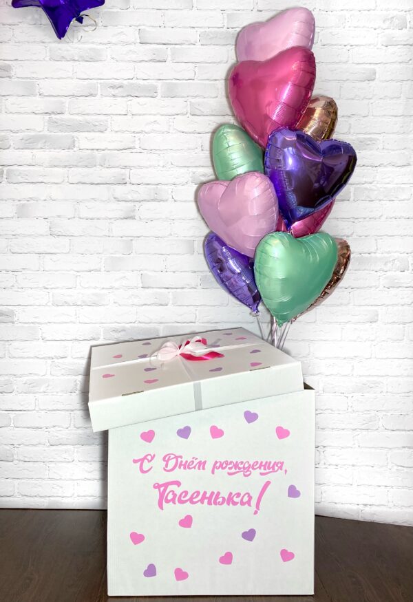 Коробка с фольгированными шарами-сердцами на день рождения