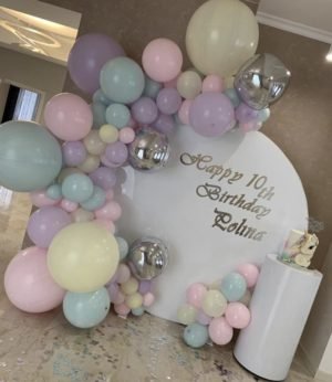 Круглая фотозона с латексными шариками и тумбой под торт на день рождения