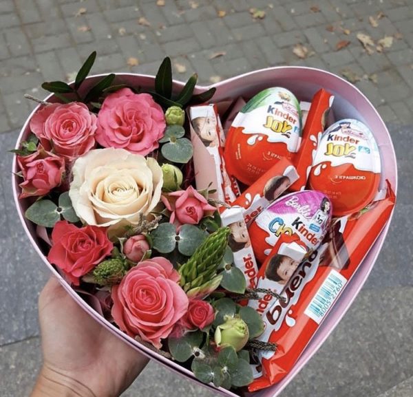 Коробка-сердце с живыми цветами и сладостями для любимой «Лучшее утро»