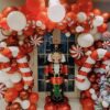 Новогодняя фотозона с фольгированной фигурой Щелкунчик и шариками