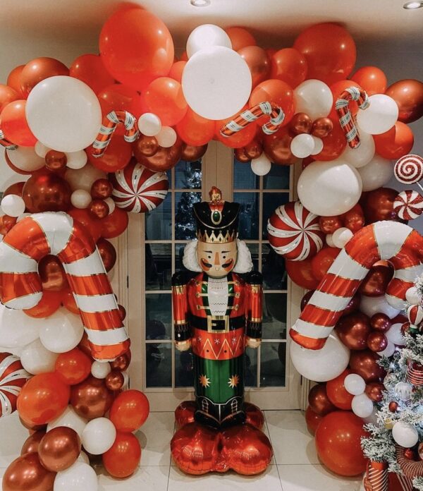 Новогодняя фотозона с фольгированной фигурой Щелкунчик и надувными шариками