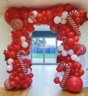 Новогодняя разнокалиберная арка с воздушными шарами