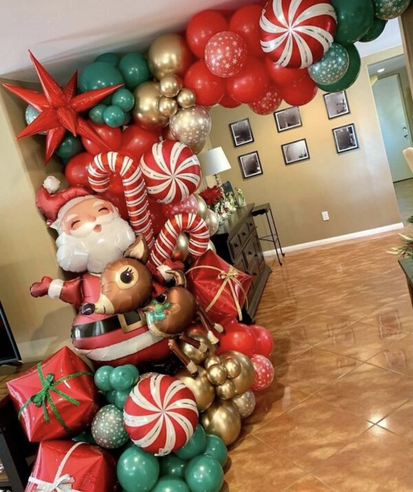 Новогодняя разнокалиберная арка с фольгированной фигурой Санта-Клауса