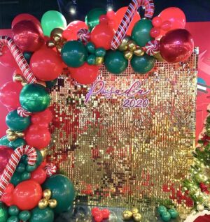 Новогодняя фотозона с золотыми пайетками и шарами 2.1 на 2.1 м