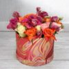Шляпная коробка с живыми цветами в подарок близкому