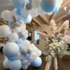 Фотозона с разнокалиберной гирляндой из воздушных шаров с цветочной композицией