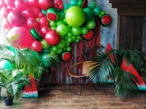 Фотозона с тропическими фруктами и воздушными шарами