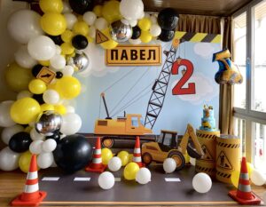 Фотозона 2,5*3 м «Юный строитель» с гелевыми шарами на день рождения мальчика