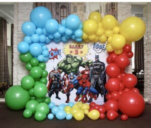 Фотозона с воздушными шарами и героями комиксов «Мстители»