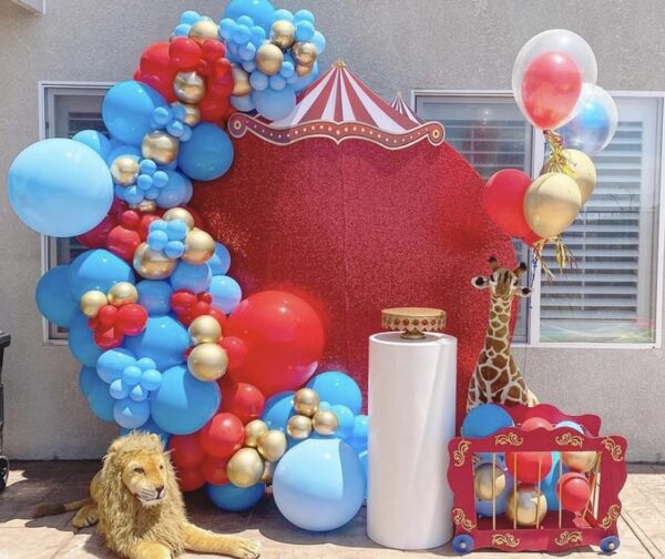 Фотозона с круглым баннером и воздушными шарами «Цирк»