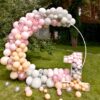 Фотозона на праздник с воздушными шариками на круглом каркасе и каркасной цифрой «Нежность»