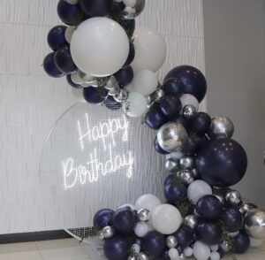 Круглая фотозона на день рождения с каркасом-сеткой и разнокалиберной гирляндой из шаров, 2м