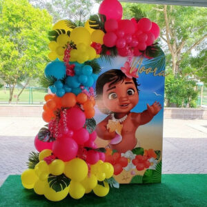 Оформление фотозоны надувными шарами на детский праздник «Маленькая Моана»