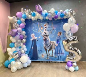 Оформление фотозоны шариками на день рождения девочки «Эльза и друзья»