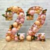 Дизайнерская каркасная цифра «22» с шариками и живыми цветами