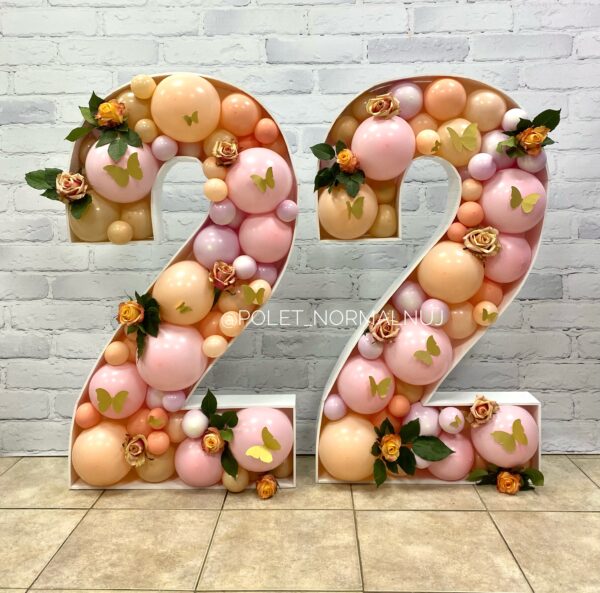 Дизайнерская каркасная цифра «22» с шариками и живыми цветами