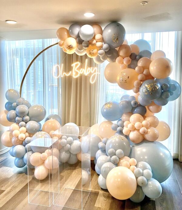 Круглая фотозона с воздушными шарами на Baby Shower