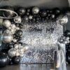 Фотозона из пайеток и воздушных шаров серебро с черным 2.1 на 2.1м