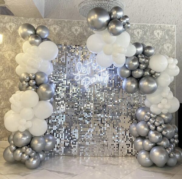 Фотозона из пайеток серебро и шаров «Серебристая роскошь» 2.1 на 2.1 м