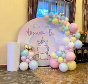 Круглая фотозона с латексными шарами для девочки на день рождения «Единорожка»