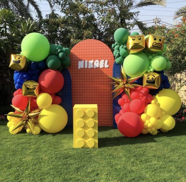 Фотозона на детский праздник с шарами и фигурами «LEGO город»