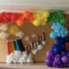 Оформление зала на выпускной воздушными шарами «Яркая радуга»