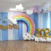 Оформление зала воздушными шариками на выпускной «Мягкая радуга»