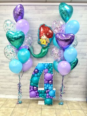 Композиция из воздушных шаров, каркасной цифры «4» и фольгированной фигуры «Вечеринка Русалочки»