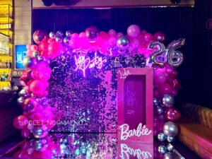 Фотозона из пайеток, воздушных шариков и светящейся надписи «Barbie» 2.4 на 3 м