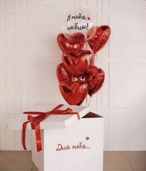 Коробка с шарами в виде фольгированных сердец