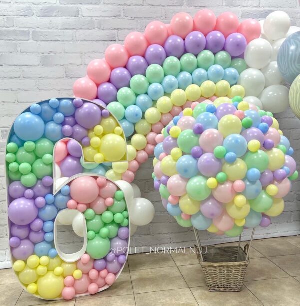 Радуга из шаров, каркасная цифра «6» и шар с корзиной