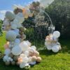 Фотозона на круглом каркасе  с воздушными шарами и с цветами 11579