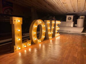Светящаяся буквы LOVE в аренду для оформления праздника 80 см