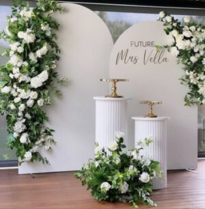 Аренда фотозоны из арок и цветов для свадебной церемонии