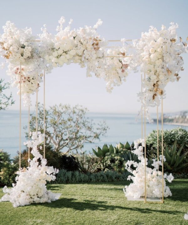 Аренда свадебной арки с цветочным декором
