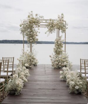 Аренда свадебной арки с декором из гипсофилы и роз