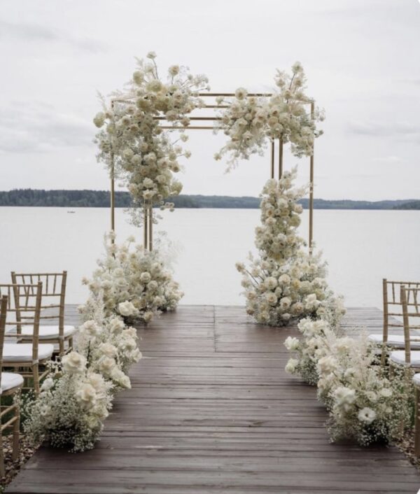 Аренда свадебной арки с декором из гипсофилы и роз