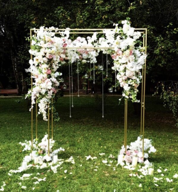 Аренда свадебной арки с декором из живых цветов