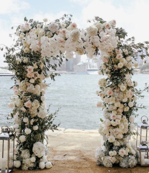 Аренда арки с пышным цветочным декором на свадьбу