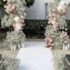 Аренда стоек с цветочным декором из гипсофилы и роз на свадьбу